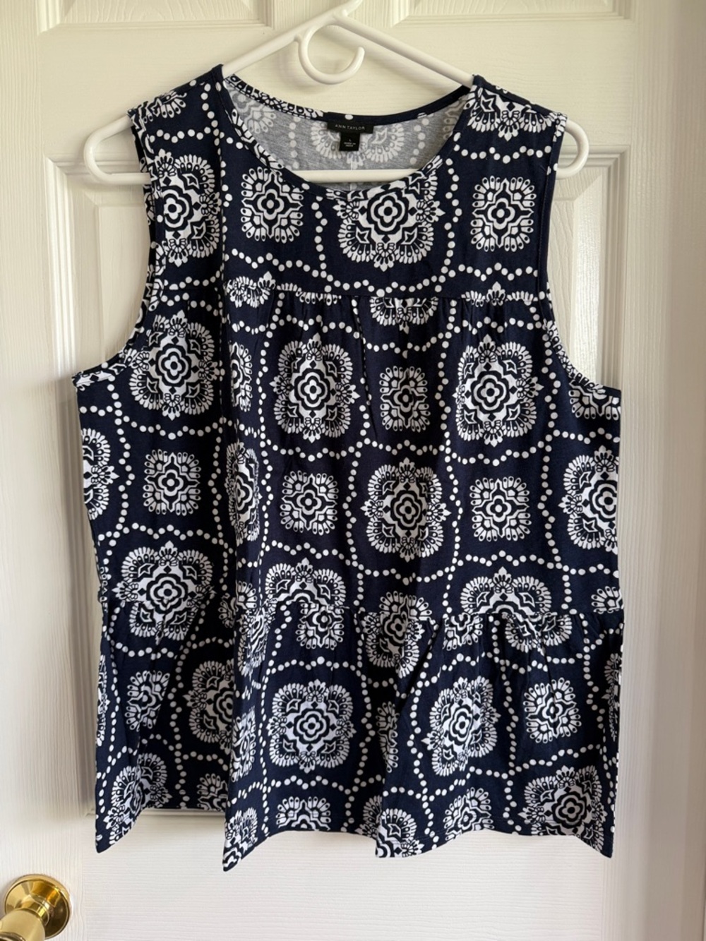 NWT Ann Taylor Navy and White Medallion Print Sleeveless Tank